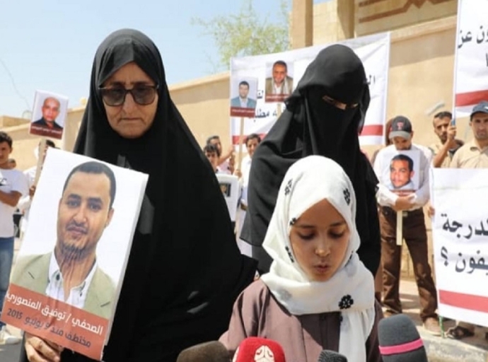 عائلة الصحفي المنصوري: حياة ولدنا في خطر والميليشيا ترفض نقله إلى المستشفى
